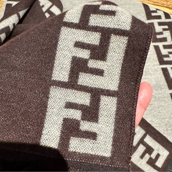 Beautiful Patterned Scarf - Picture 3 of 8